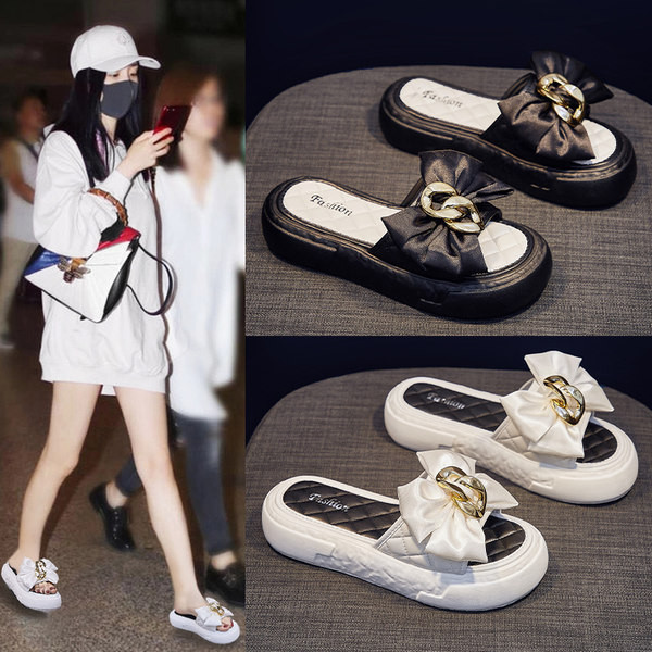 Sieviešu čības uz līdzenas platformas ar tekstila lentīti un metāla apdari