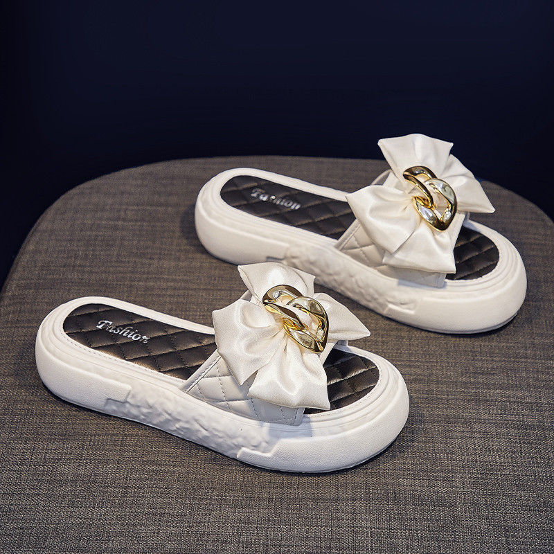 Sieviešu čības uz līdzenas platformas ar tekstila lentīti un metāla apdari