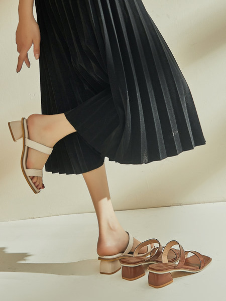 Jauns sieviešu čību modelis ar mākslīgās ādas lencēm un zemu biezu papēdi