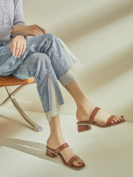 Jauns sieviešu čību modelis ar mākslīgās ādas lencēm un zemu biezu papēdi