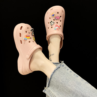 Γυναικείες παντόφλες με πολύχρωμες εφαρμογές κατάλληλες για την παραλία