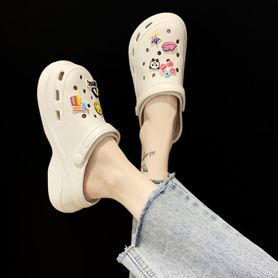 Γυναικείες παντόφλες με πολύχρωμες εφαρμογές κατάλληλες για την παραλία