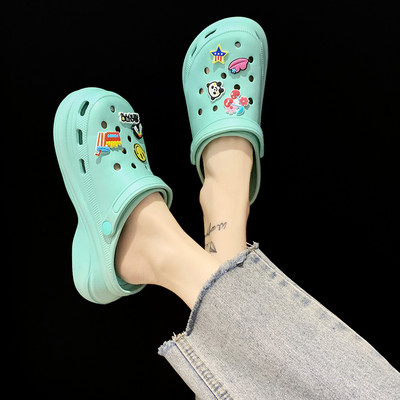 Γυναικείες παντόφλες με πολύχρωμες εφαρμογές κατάλληλες για την παραλία