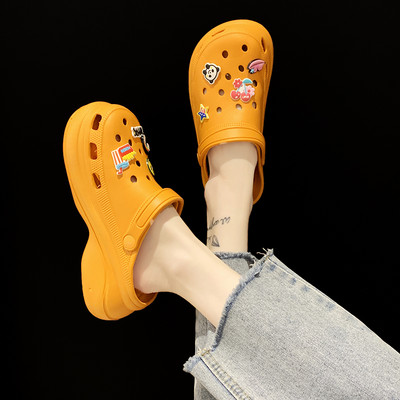 Γυναικείες παντόφλες με πολύχρωμες εφαρμογές κατάλληλες για την παραλία