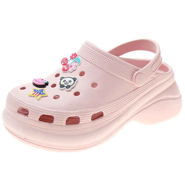 Γυναικείες παντόφλες με πολύχρωμες εφαρμογές κατάλληλες για την παραλία