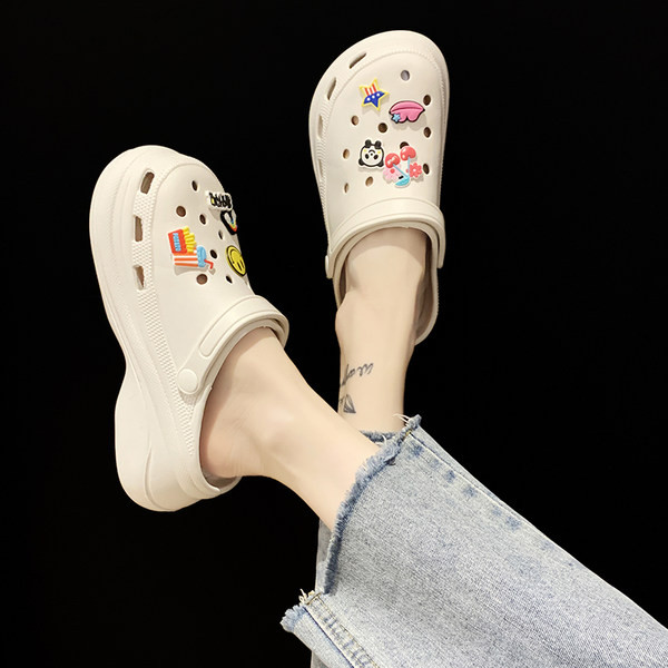 Γυναικείες παντόφλες με πολύχρωμες εφαρμογές κατάλληλες για την παραλία