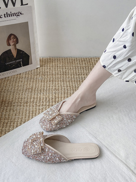 Γυναικείες κλειστές παντόφλες με διακοσμητικές πέτρες και πέρλες