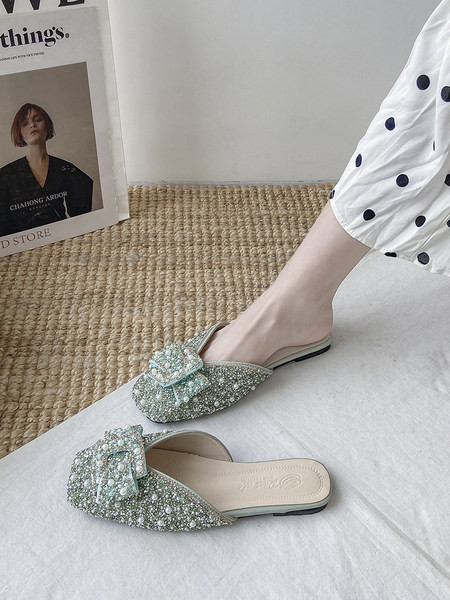 Γυναικείες κλειστές παντόφλες με διακοσμητικές πέτρες και πέρλες