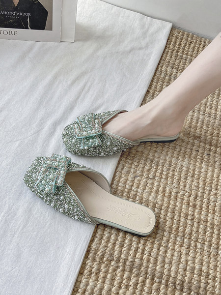 Γυναικείες κλειστές παντόφλες με διακοσμητικές πέτρες και πέρλες