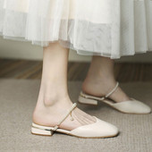 Sieviešu slēgtas čības no eko ādas ar pērļu siksniņu