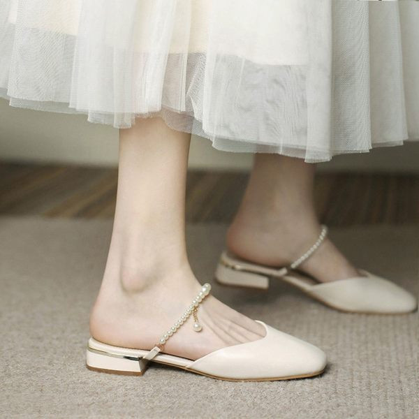 Γυναικείες κλειστές παντόφλες από οικολογικό δέρμα με λουράκι από περλες