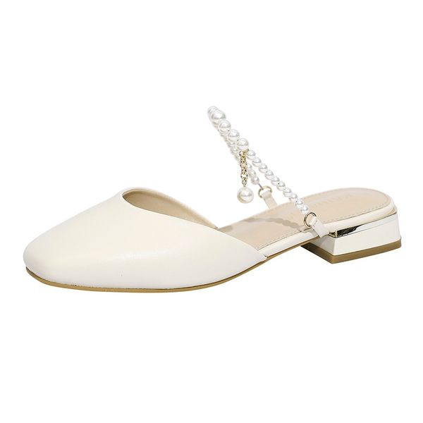 Γυναικείες κλειστές παντόφλες από οικολογικό δέρμα με λουράκι από περλες