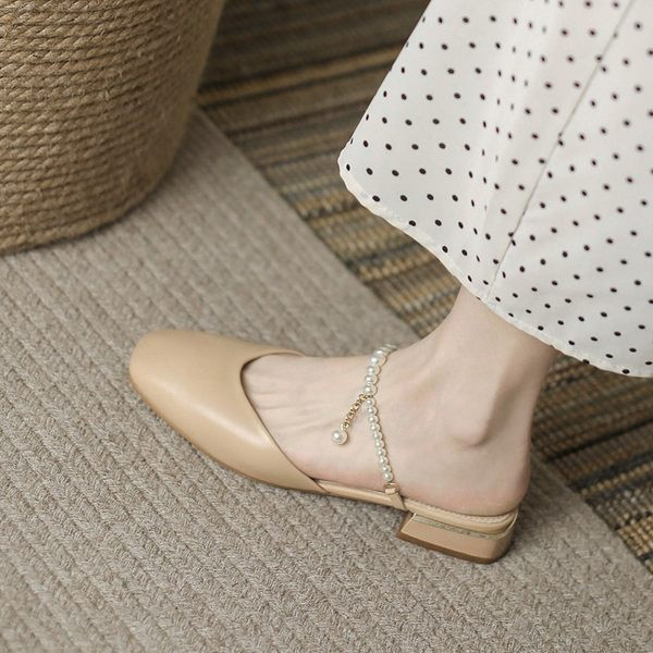 Γυναικείες κλειστές παντόφλες από οικολογικό δέρμα με λουράκι από περλες