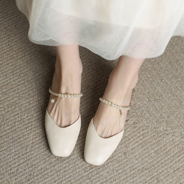 Γυναικείες κλειστές παντόφλες από οικολογικό δέρμα με λουράκι από περλες