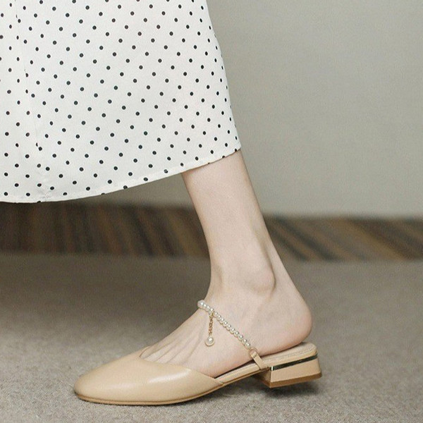 Γυναικείες κλειστές παντόφλες από οικολογικό δέρμα με λουράκι από περλες