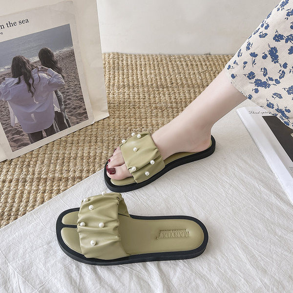 Γυναικείες παντόφλες με δερμάτινο λουράκι και πέρλες