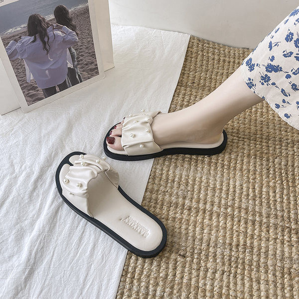 Γυναικείες παντόφλες με δερμάτινο λουράκι και πέρλες