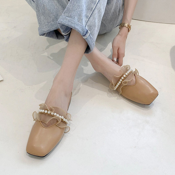 Γυναικείες έκο δερμάτινες παντόφλες με πέρλες και βολάν