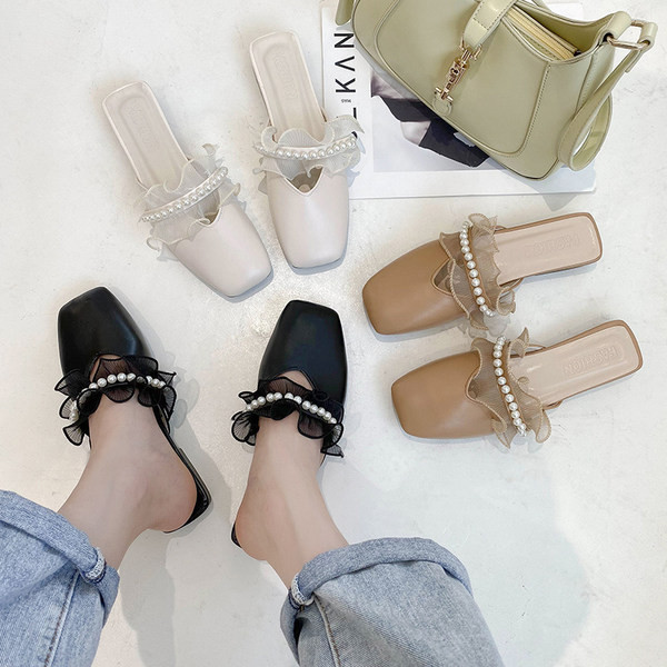 Γυναικείες έκο δερμάτινες παντόφλες με πέρλες και βολάν