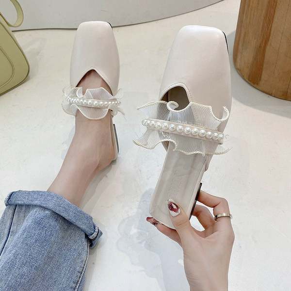 Γυναικείες έκο δερμάτινες παντόφλες με πέρλες και βολάν