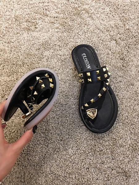 Καθημερινές  γυναικείες παντόφλες με επίπεδη σόλα και μεταλλικά τρουξ