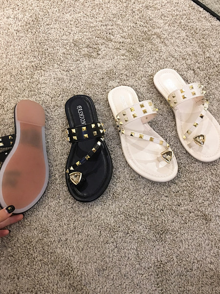 Καθημερινές  γυναικείες παντόφλες με επίπεδη σόλα και μεταλλικά τρουξ