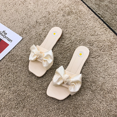 Stilīgas sieviešu čības ar plakanu zoli un lentīti