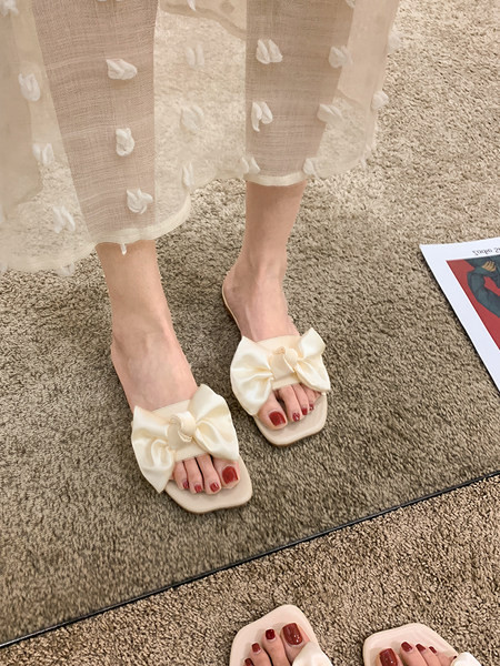 Κομψές γυναικείες παντόφλες με επίπεδη σόλα και κορδέλα