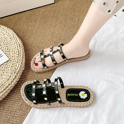 Sieviešu čības ar ādas lencēm un metāla kniedēm