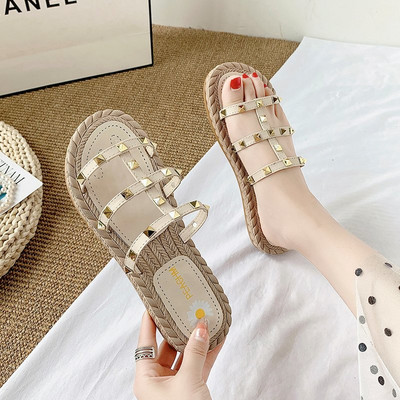 Sieviešu čības ar ādas lencēm un metāla kniedēm