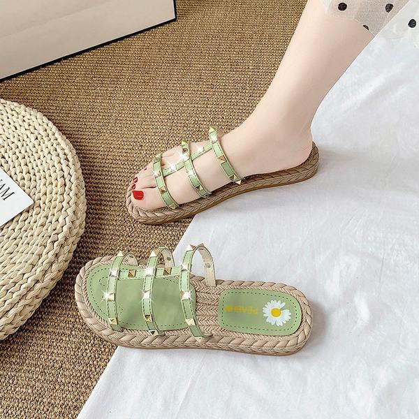 Sieviešu čības ar ādas lencēm un metāla kniedēm