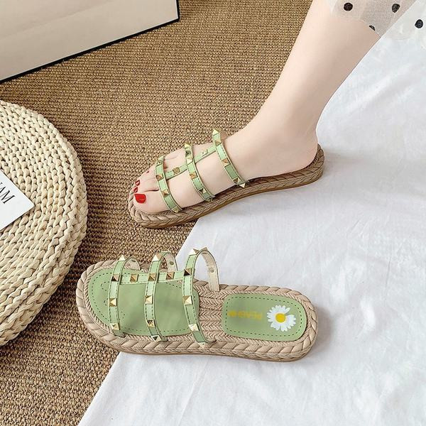 Sieviešu čības ar ādas lencēm un metāla kniedēm