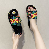 Jauns gumijas čību modelis ar rakstainu rakstu