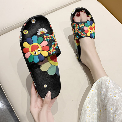 Jauns gumijas čību modelis ar rakstainu rakstu