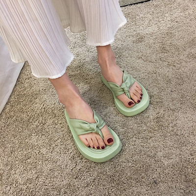 Sieviešu ikdienas čības starp pirkstiem vienkāršs modelis