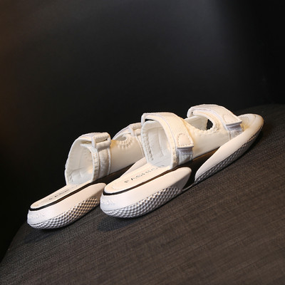 Ikdienas čības ar tekstila lencēm un uzlīmēm