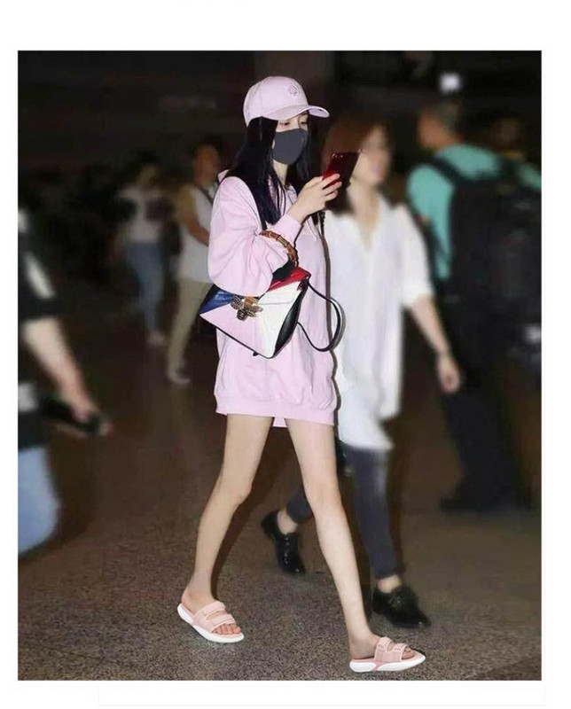 Παντόφλες με λουράκια και στερέωση velcro