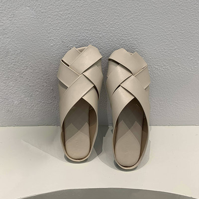 Sieviešu ikdienas čības no mākslīgās ādas ar plakanu zoli