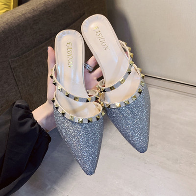 Sieviešu spīdīgas čības - smails modelis