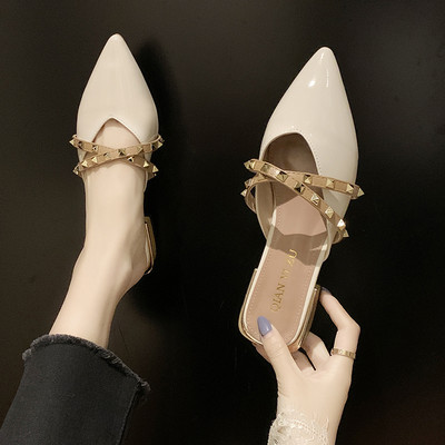 Smaila modeļa lakādas čības ar metāla dambreti