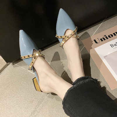 Smaila modeļa lakādas čības ar metāla dambreti