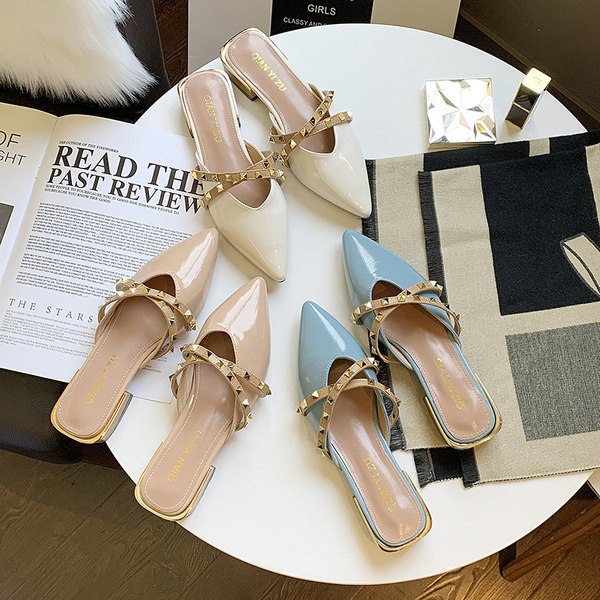 Smaila modeļa lakādas čības ar metāla dambreti