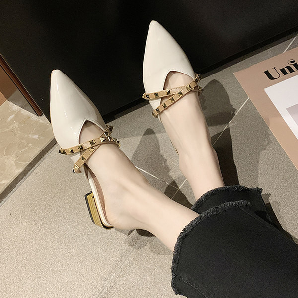 Smaila modeļa lakādas čības ar metāla dambreti