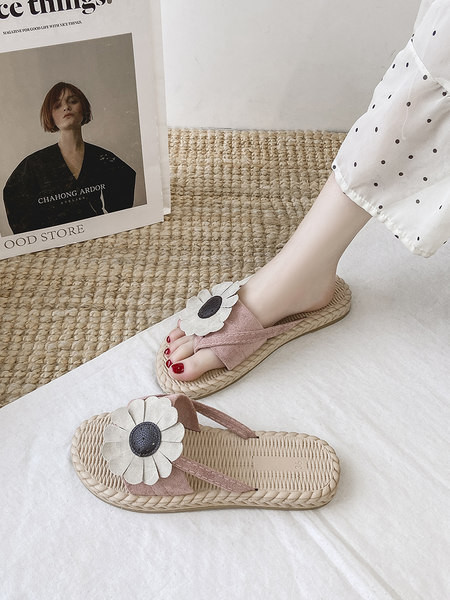 Γυναικείες casual παντόφλες με λουράκια  από οικολογικό σουέτ και τρισδιάστατη διακόσμηση