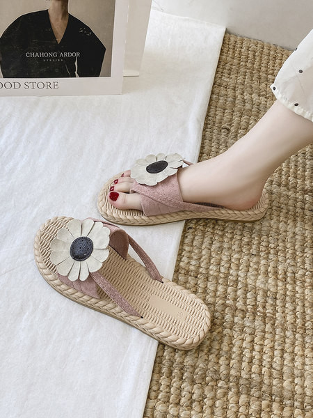 Γυναικείες casual παντόφλες με λουράκια  από οικολογικό σουέτ και τρισδιάστατη διακόσμηση