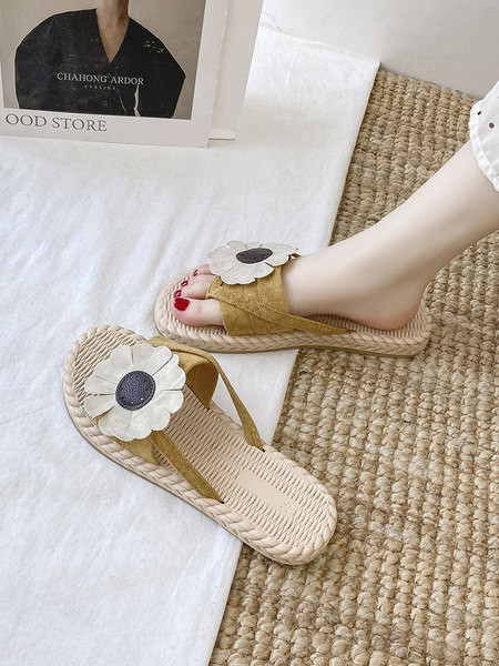 Γυναικείες casual παντόφλες με λουράκια  από οικολογικό σουέτ και τρισδιάστατη διακόσμηση