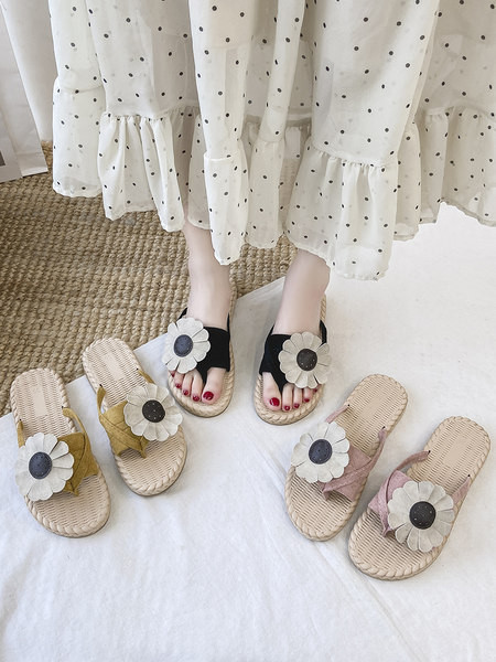 Γυναικείες casual παντόφλες με λουράκια  από οικολογικό σουέτ και τρισδιάστατη διακόσμηση