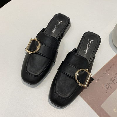 Γυναικείες έκο δερμάτινες παντόφλες με μεταλλική αγκράφα