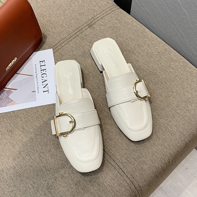 Γυναικείες έκο δερμάτινες παντόφλες με μεταλλική αγκράφα