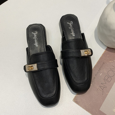 Γυναικείες έκο δερμάτινες παντόφλες με μεταλλική αγκράφα